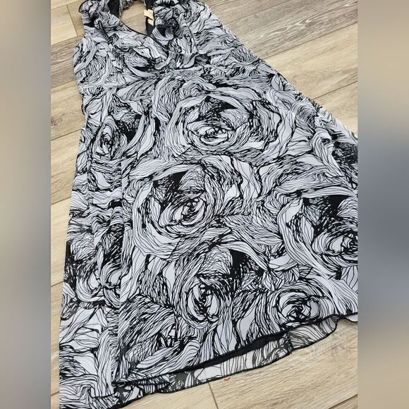 Jonathan Martin chic Black/White Floral Print Dress v neckline and back, size 8 - Picture 11 of 12